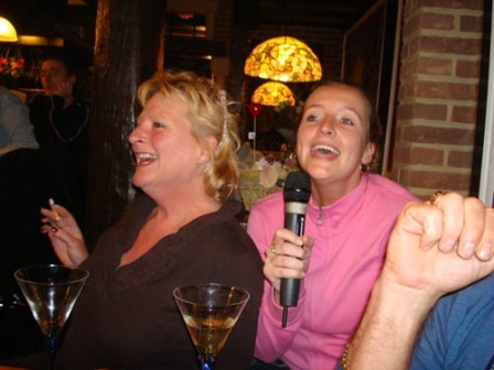 Anke en Joyce zingen