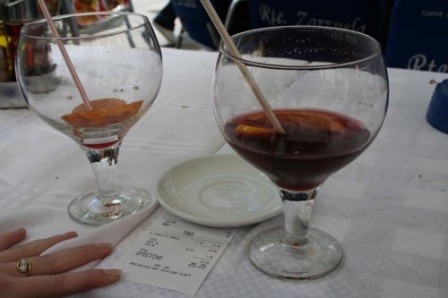 Sangria drinken op de Ramblas Barcelona