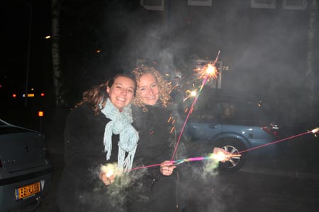 Joyce en Ilona met vuurwerk