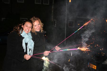 Joyce en Ilona met vuurwerk