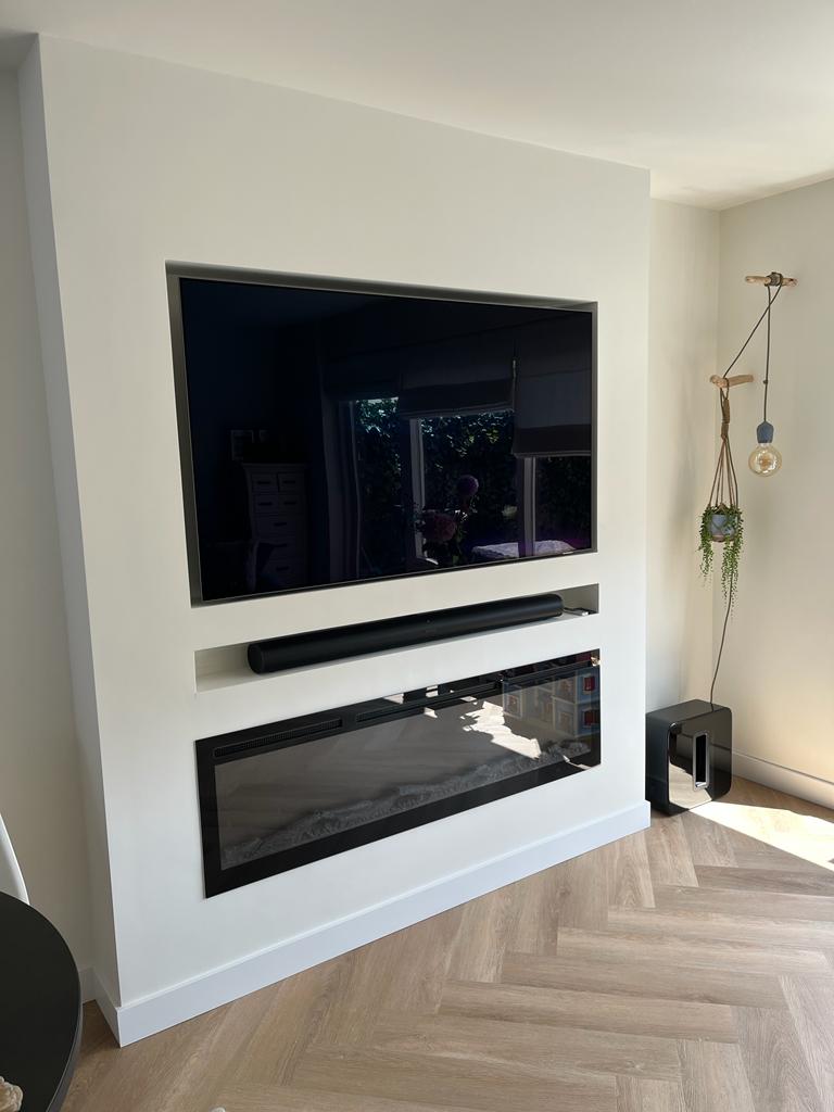 Nieuwe televisie met soundbar en open haard