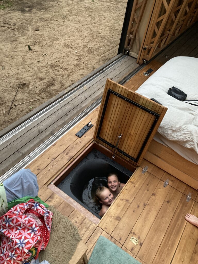In bad Cabin Anna Holenberg