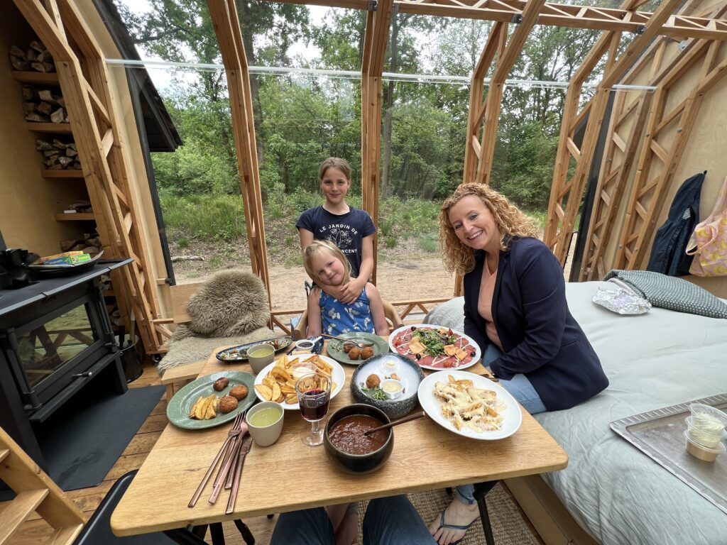 Diner in cabin Anna Holenberg
